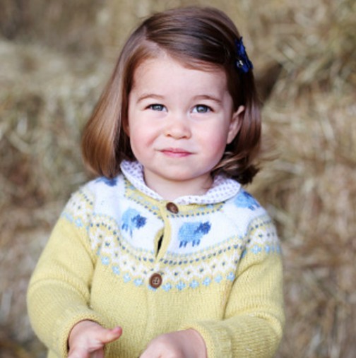 Първи снимки на принцеса Шарлот, която тръгна на детска градина (Снимки)