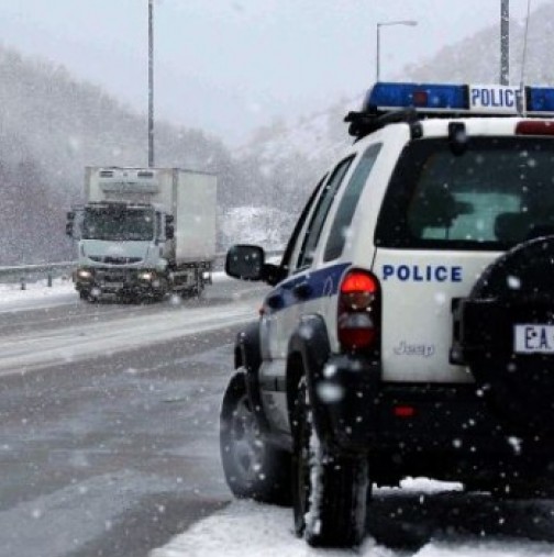 Снежен хаос в Гърция: Километрични задръствания и стотици блокирани