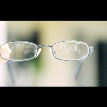 5 лесни начини за премахване на драскотини от очила
