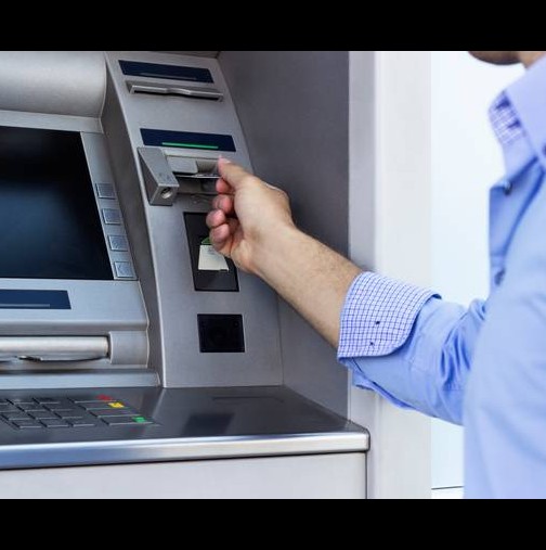 Не бива да докосвате хартията на банкомата без ръкавици
