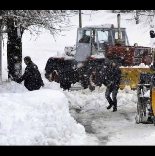 Обилен снеговалеж в страната! Има затворени пътища 
