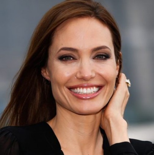 Анджелина Джоли предизвика истински фурор в Париж! Показа уникално тяло и дръзка визия (Снимки)