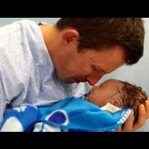Снимката на бащата с новородения син, която разплака света