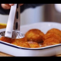 Джейми Оливър разкрива тайната на идеално изпечените картофки с хрупкава коричка и меки отвътре (видео)