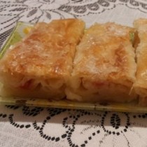 За тази баница никой не може да остане равнодушен, толкова сочна, вкусна, че една тава никога не стига