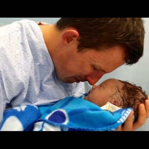 Снимката на бащата с новородения син, която разплака света