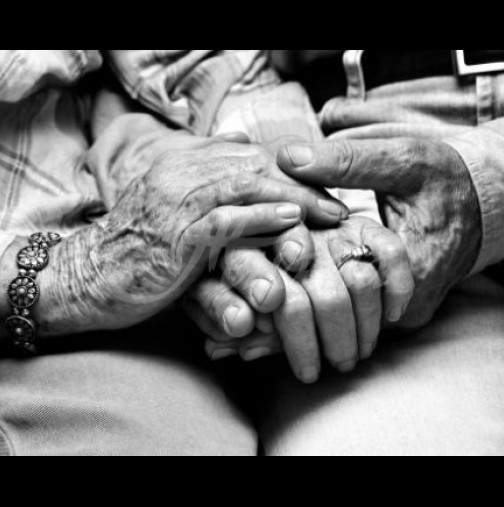 Тази вълнуваща история е този път от България-102 годишен мъж е влюбен в 98-годишна жена-Вижте ги колко са свежи само!
