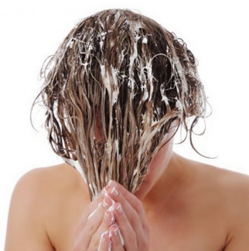 Преди да се изкъпе, сестра ми намаза цялата си коса с кисело мляко! Като разбрах защо, още същата вечер и аз започнах