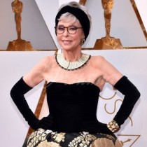Тази 86-годишна звезда засенчи всички дами на Оскарите! Появи се в роклята си от преди 56 години! (Снимки)