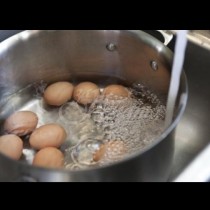 Най-важната съставка, да не се напукат яйцата при варене
