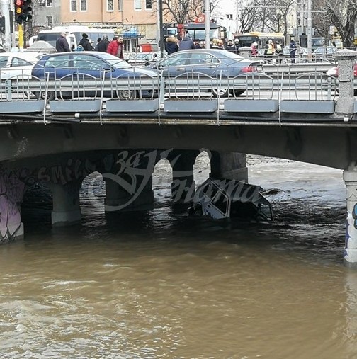 Патрулка паднала във Владайска река в София