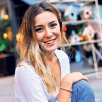 Помните ли Ярен от Сега и завинаги? Турската звезда търси българските си корени