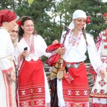 Ритуали на Гергьовден за здраве и късмет-Пие се лява вода, ходи се по блага роса, жените се кичат със свежи цветя