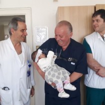 Спасиха живота на 4-месечно бебе в изключително рядка в света операция