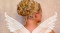 Официална сватбена прическа за къдрава коса средна дължина