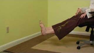 Офис йога-разтягане пръстите на краката и петите