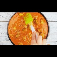 Ароматно пиле в доматено-сметанов сос