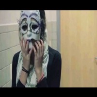 Тя свали маската от лицето си в банята, и когато напусна, всеки я гледаше