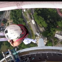 Синтия Кюри извършва каскади на върха на кулата Куала Лумпур 