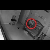 Бебе се опитва да излезе от креватчето си - кадри от скрита камера