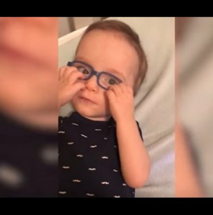 С помощта на очила това дете вижда за пръв път