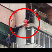 Кадри от спасяването на 2-годишно дете, висящо от балкон в Ямбол