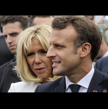 Първата целувка на Брижит и Еманюел Макрон