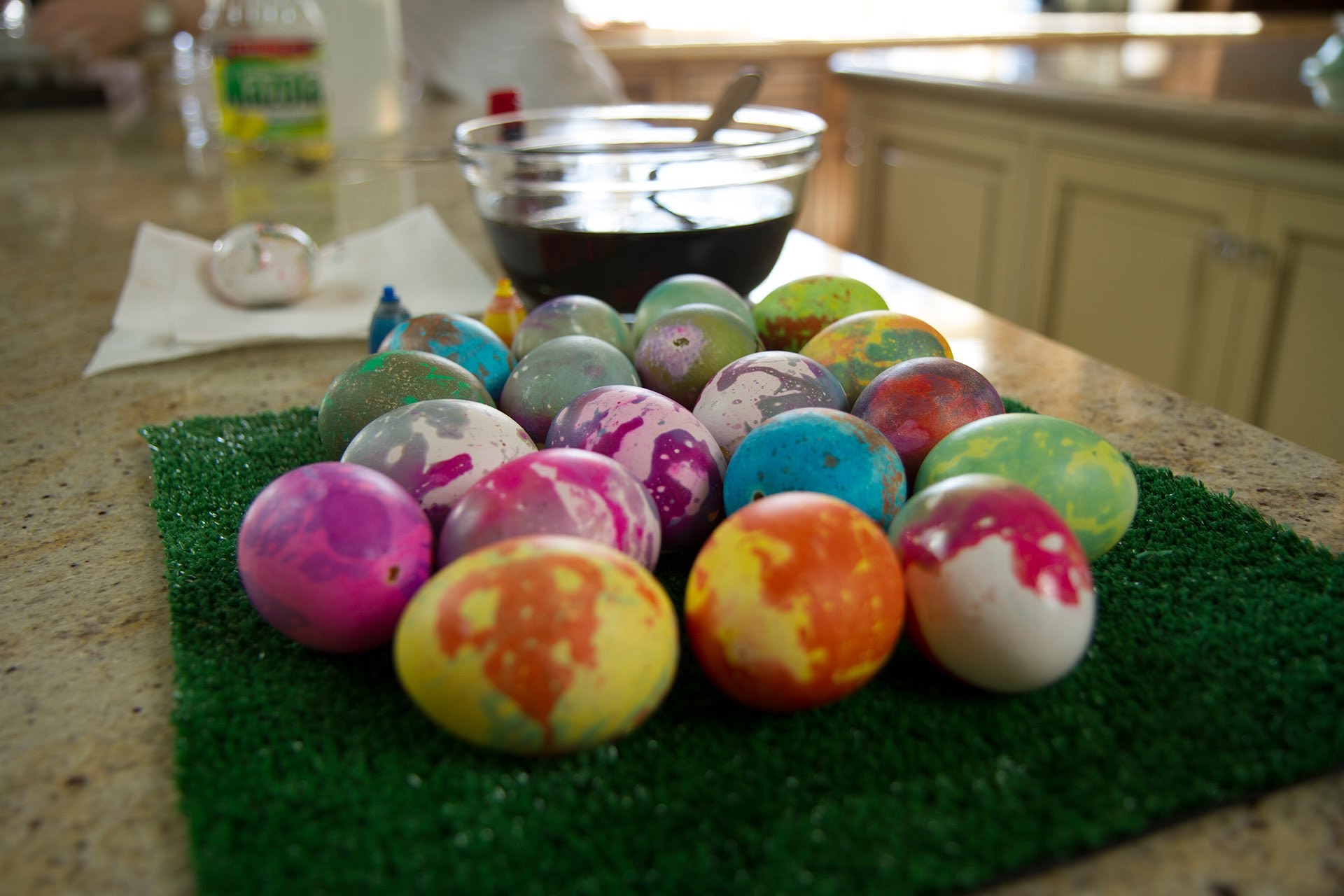 Боядисване на великденски яйца