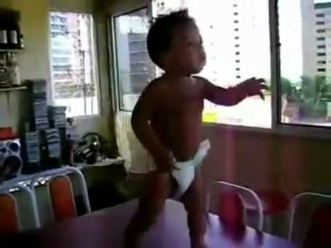 Смешно бебе танцува Waka Waka