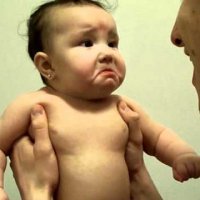 Смешно видео на изплашено бебе