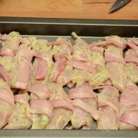 Рецепта за пиле в бекон с пюре от задушен лук