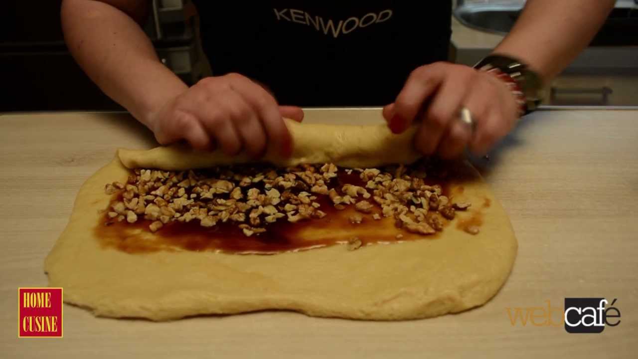 Как се приготвя козунак с шипков мармалад и орехи