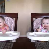  Вижте, може само да се разсмеете 11-месечни близнаци сладко танцуват