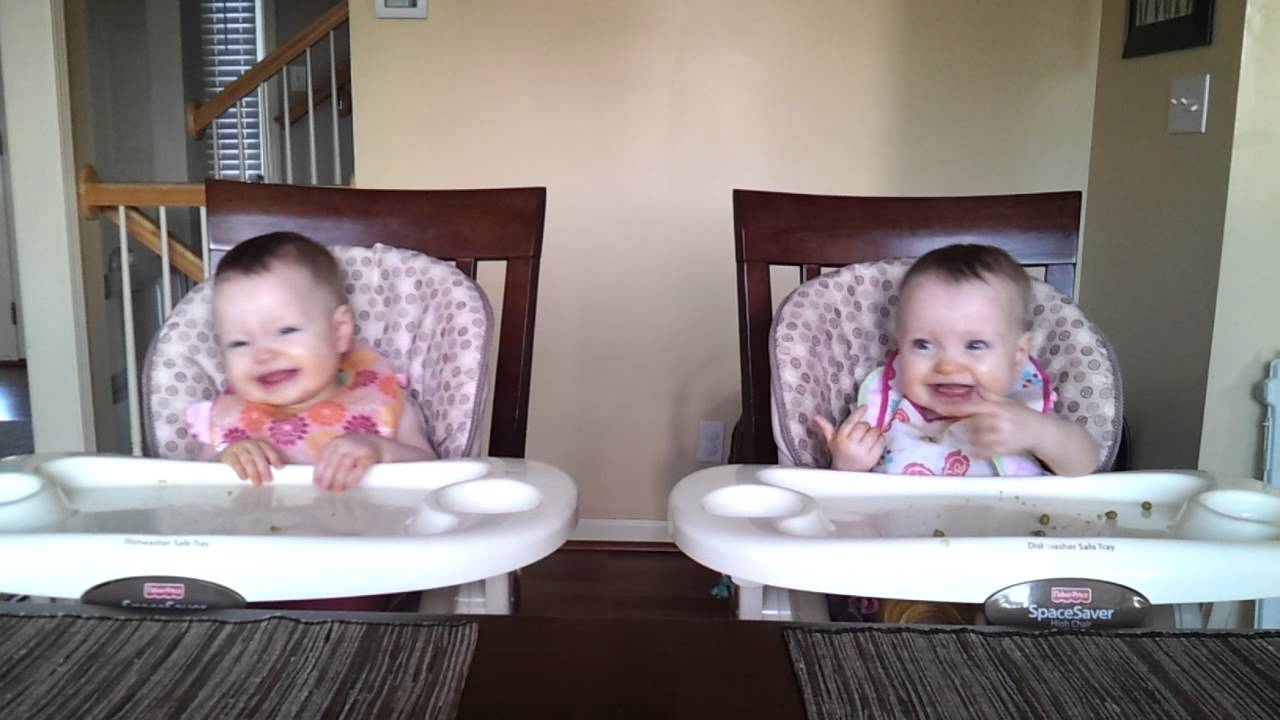  Вижте, може само да се разсмеете 11-месечни близнаци сладко танцуват