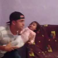 Уникален смях! Вижте този баща какви неща прави с детето си (Видео)