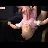 Първа помощ при задавяне на бебе