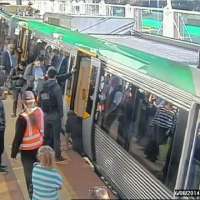 Пътници бутат влак за да спасят мъж