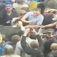 Протестиращи изхвърлят депутат в кофа за боклук