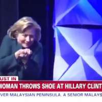 Замерват Хилъри Клинтън с обувка