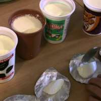 Тест с кисели млека спрямо домашно - кои отделят вода?