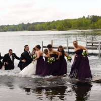 Младоженци падат във водата готови за снимка