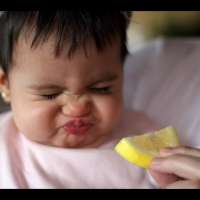 Бебета ядат лимони