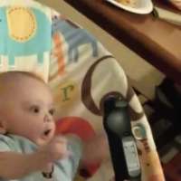 Уникален смях! Реакцията на бебок когато вижда пред себе си дистанционото на телевизора (Видео)
