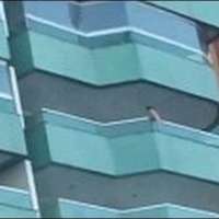 3-годишно дете виси от балкон