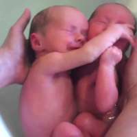 Нова техника за къпане на бебета  - Видео