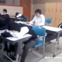 Така се буди спящ ученик - абсолютен смях (Видео)