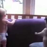 Видео: Вижте как бебетата се радват на татковците си!