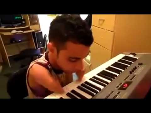 Момче без ръце свири на пиано