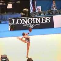 Художествена гимнастичка с уникално съчетание