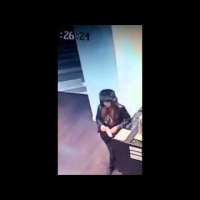 Момиче краде от магазин в мол